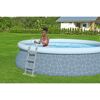 Pool mit Leiter im Garten