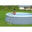 Pool mit Leiter im Garten