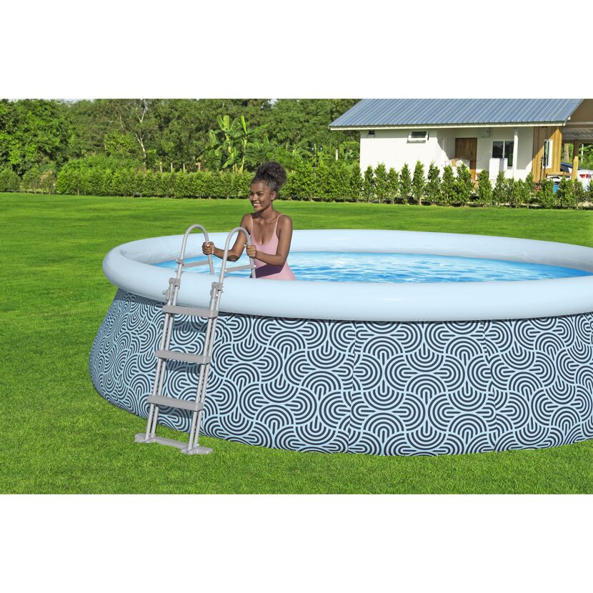 Pool mit Leiter im Garten