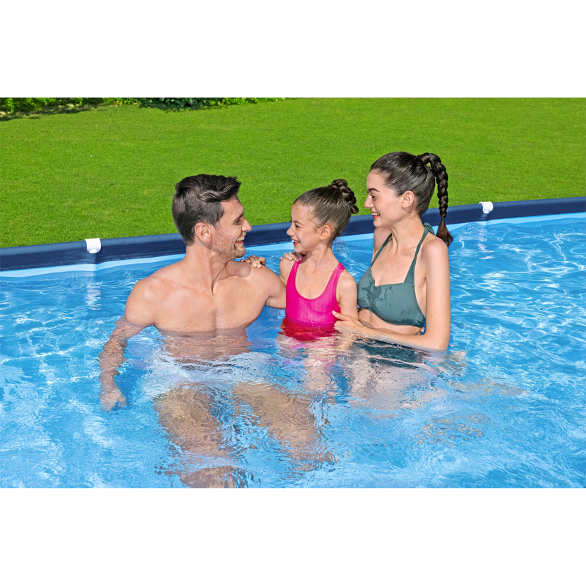 Familie im Gartenpool