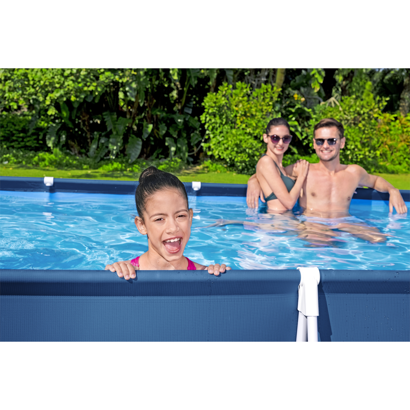 Familie im Aufstellpool