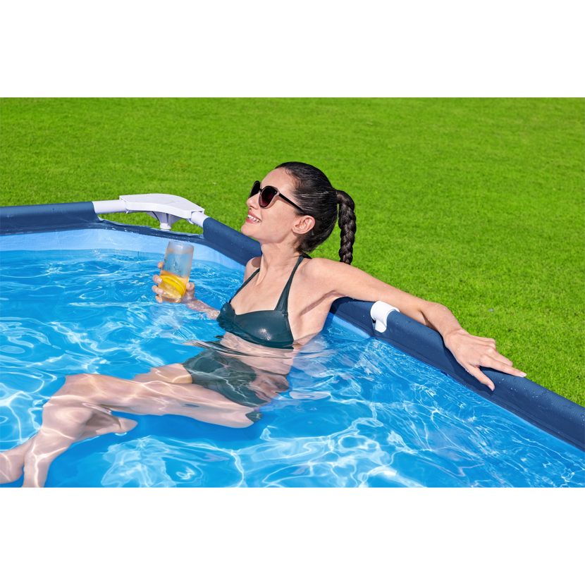 Person mit Getränk in einem Frame Pool