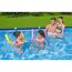 Familie im Pool mit Schwimmnudeln