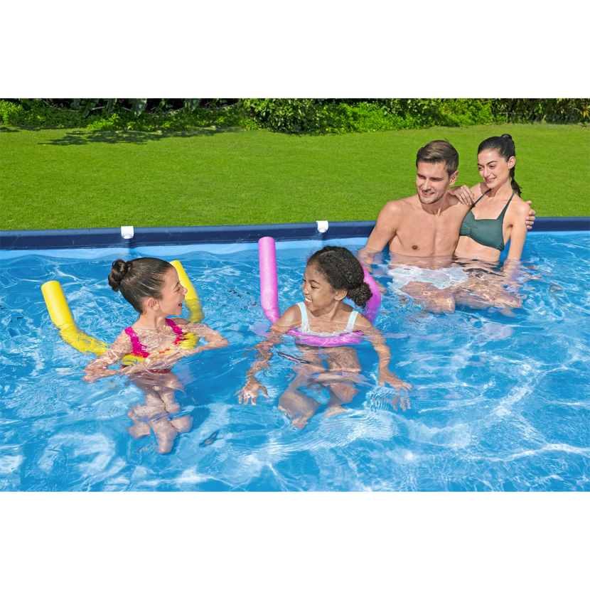 Familie im Pool mit Schwimmnudeln