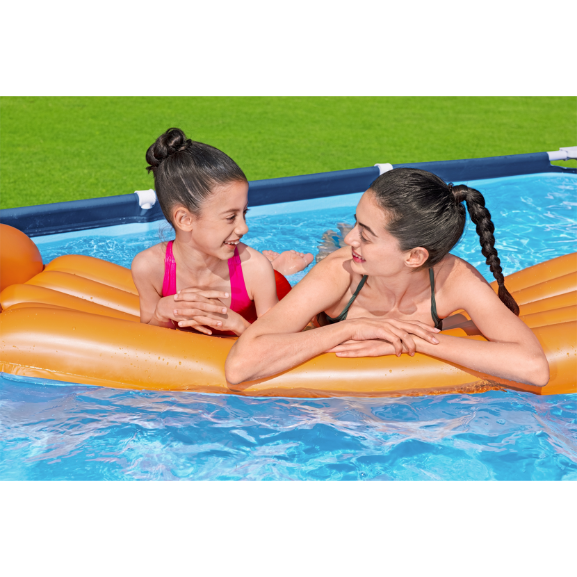 Zwei Personen auf Luftmatratze im Pool