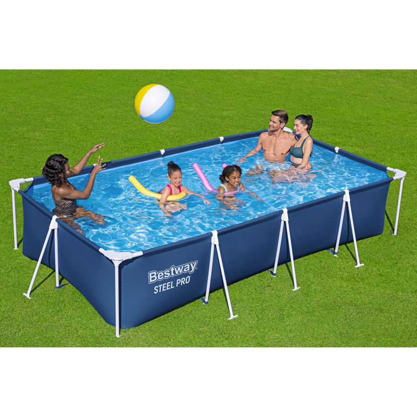 Familie im aufblasbaren Gartenpool