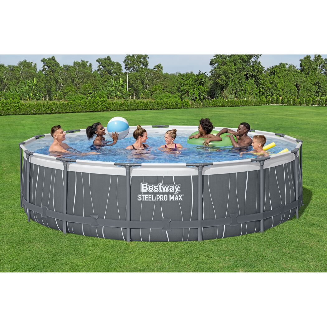 Familie im Gartenpool
