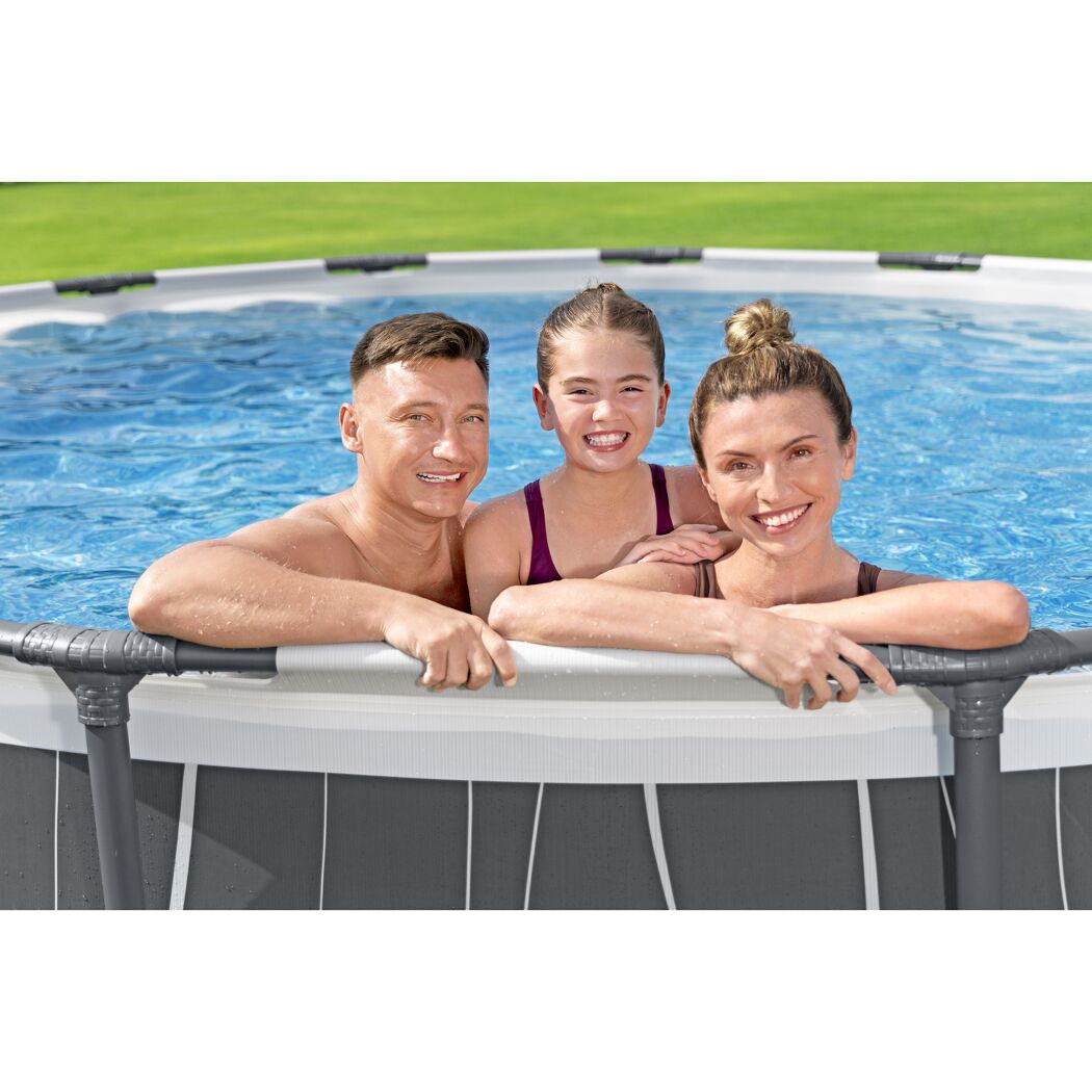 Familie im aufblasbaren Pool