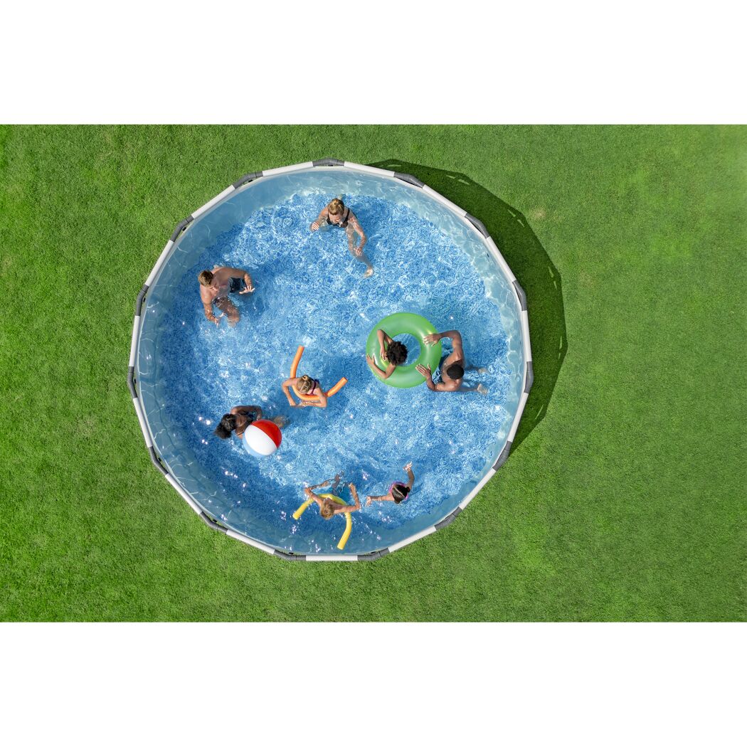 Personen in einem Frame Pool