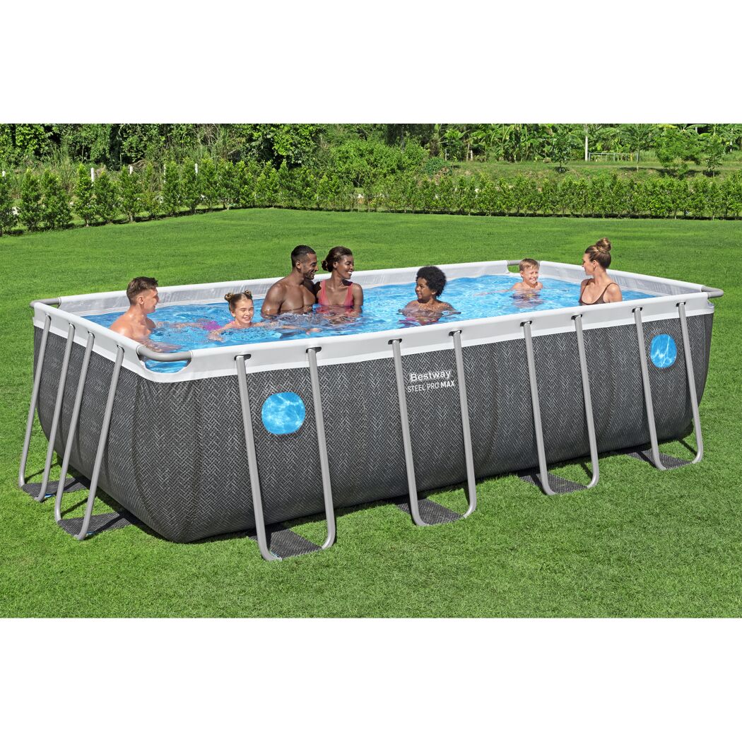 Familie im rechteckigen Aufstellpool
