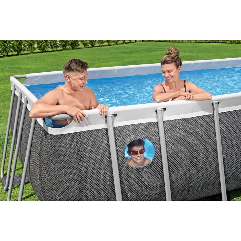Drei Personen in einem Aufstellpool