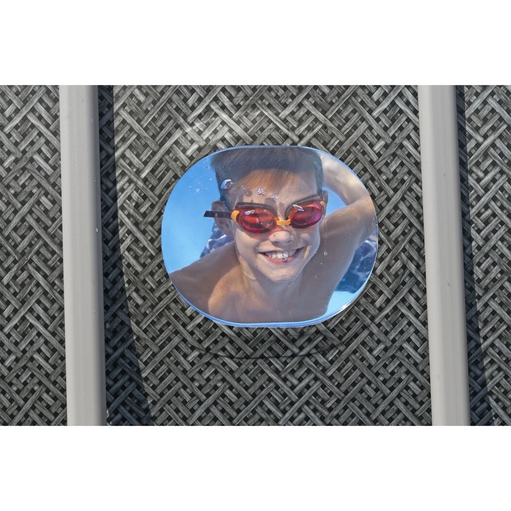 Kind mit Schwimmbrille unter Wasser