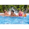 Drei Kinder spielen im Pool