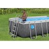 Person im Aufstellpool mit Leiter