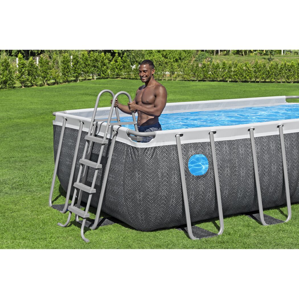 Person im Aufstellpool mit Leiter
