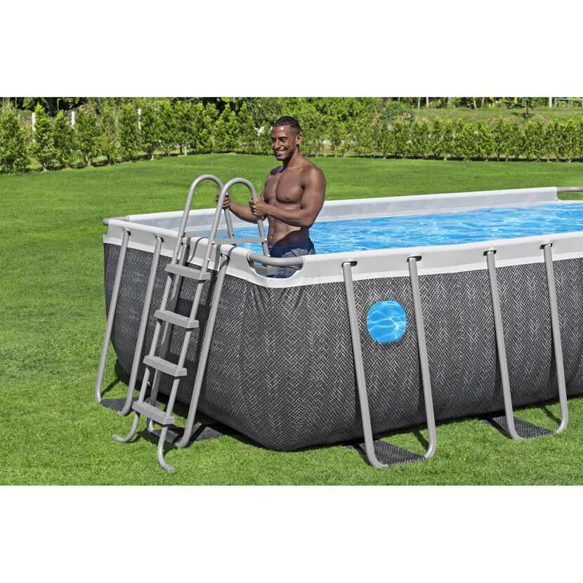 Person im Aufstellpool mit Leiter