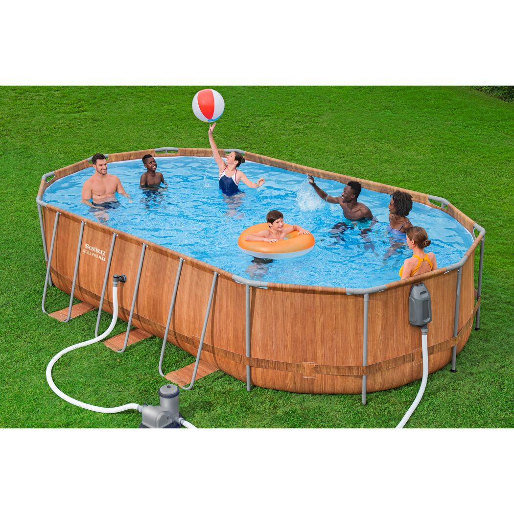Personen in einem Aufstellpool
