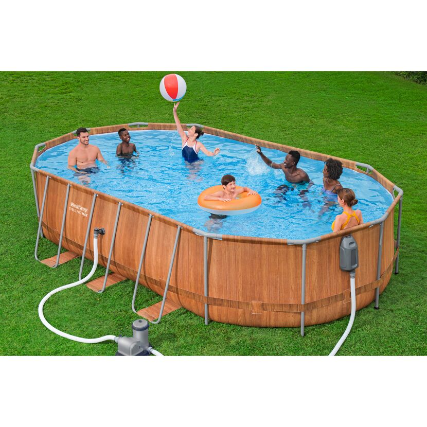 Personen in einem Aufstellpool