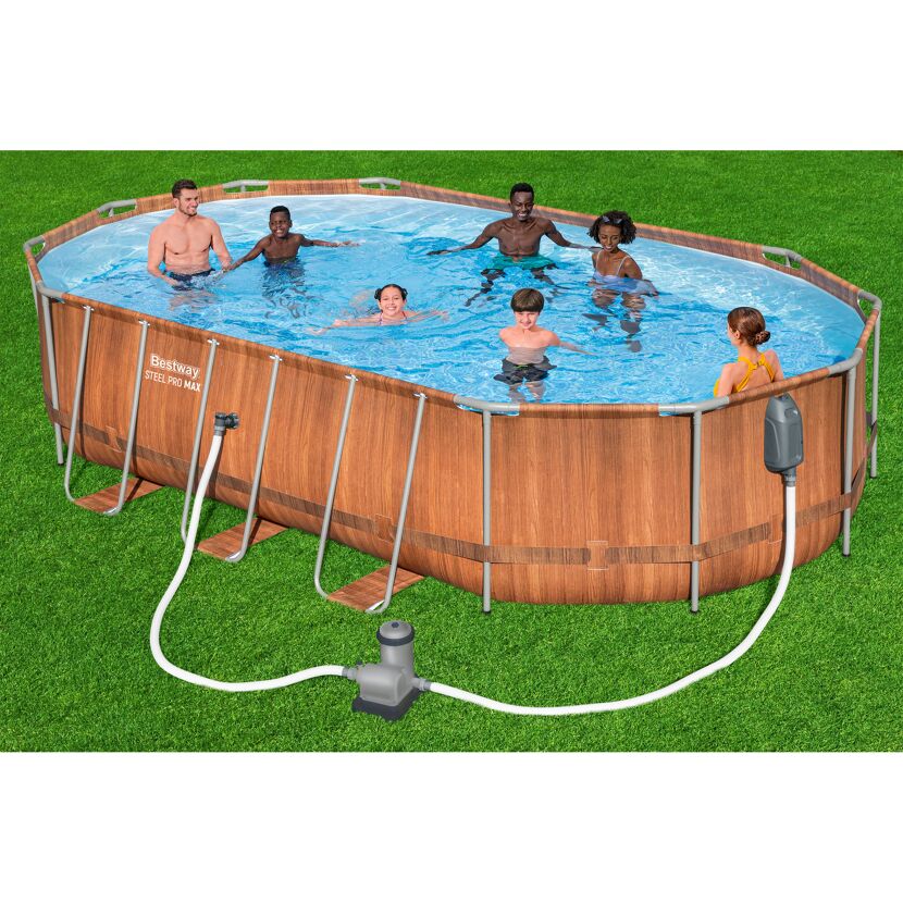 Personen in einem aufblasbaren Pool