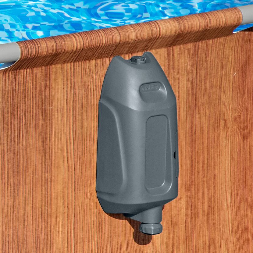 Poolpumpe an Poolwand