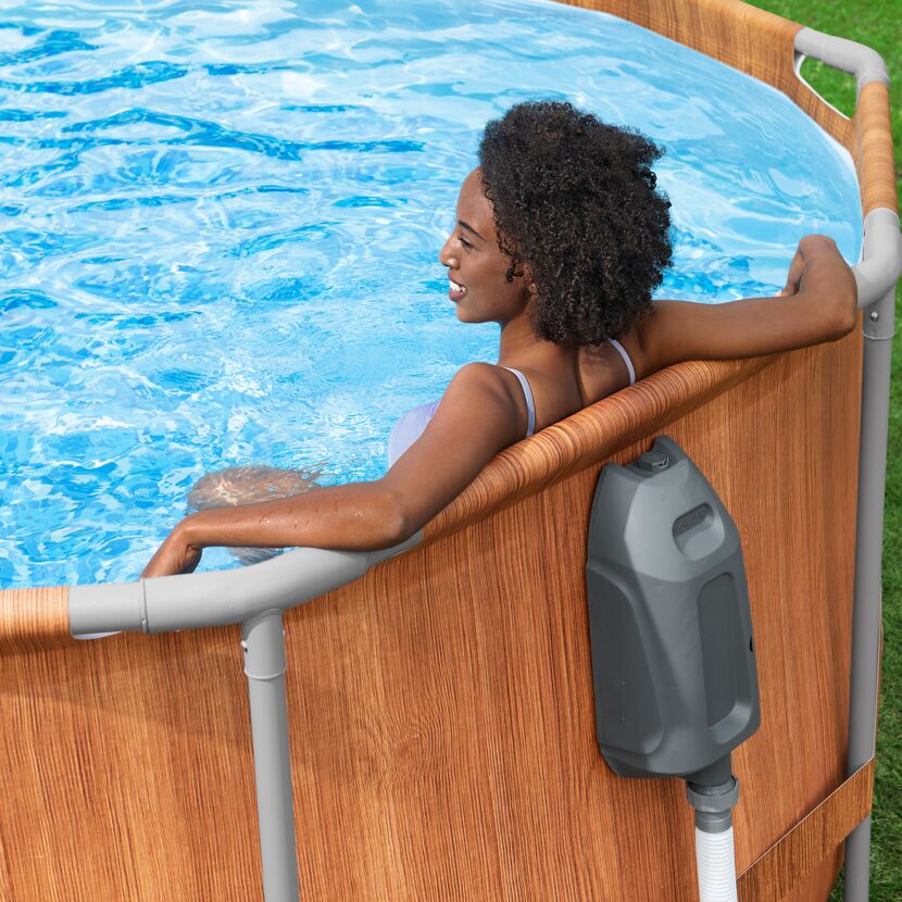 Person im Frame Pool
