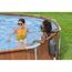 Zwei Personen im aufblasbaren Gartenpool