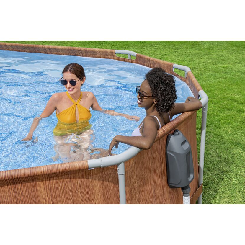 Zwei Personen im aufblasbaren Gartenpool