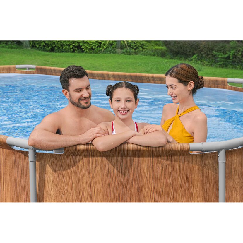 Familie im Gartenpool