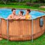 Familie im aufstellbaren Pool