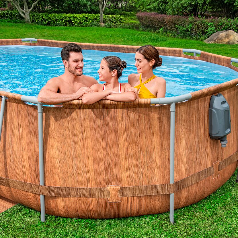Familie im aufstellbaren Pool
