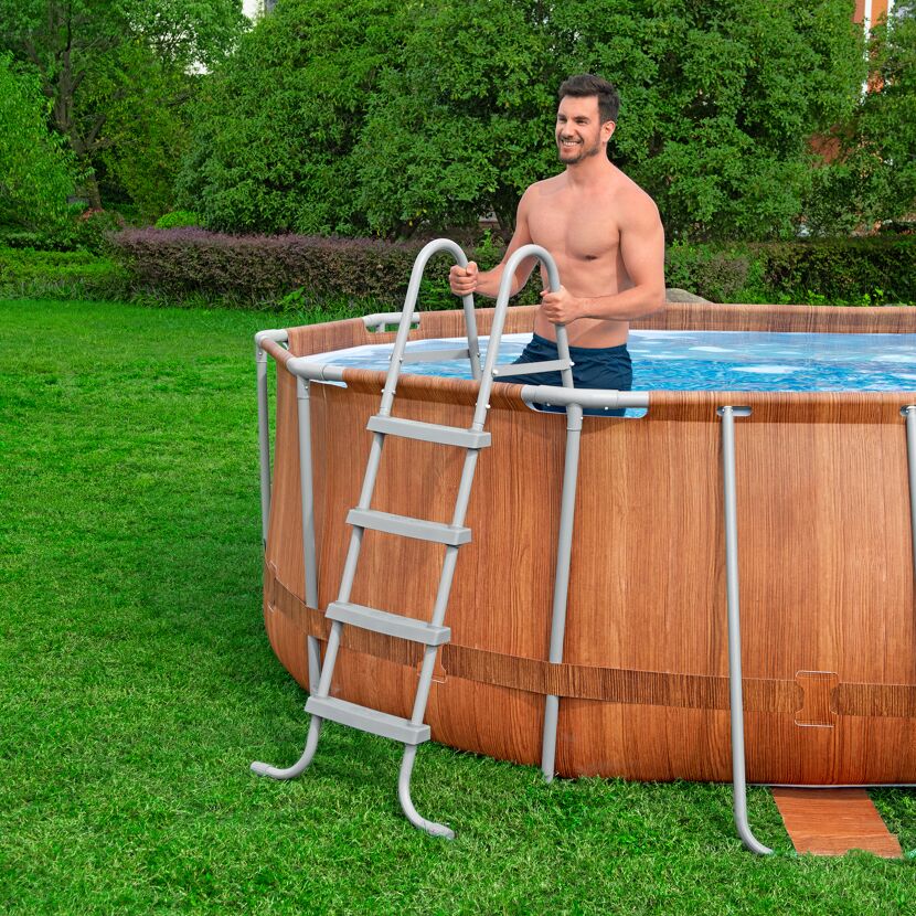 Person steigt Poolleiter aus aufblasbarem Pool