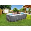 Personen im Gartenpool