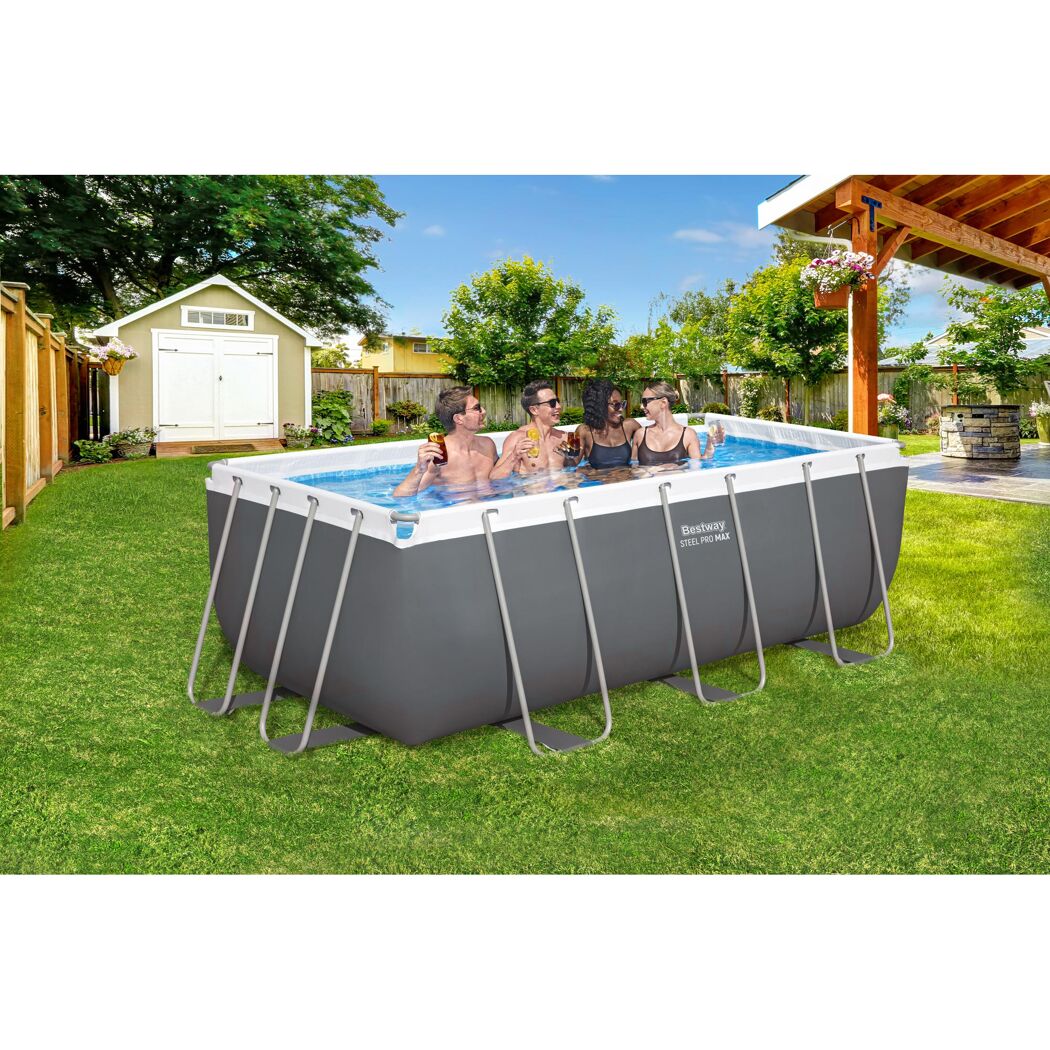 Personen im Gartenpool