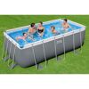 Familie im Aufstellpool