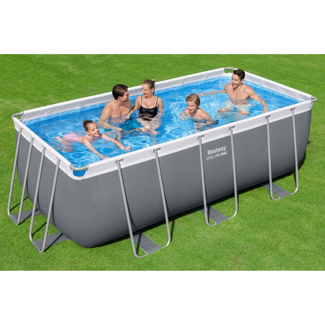 Familie im Aufstellpool