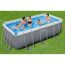 Familie im Aufstellpool