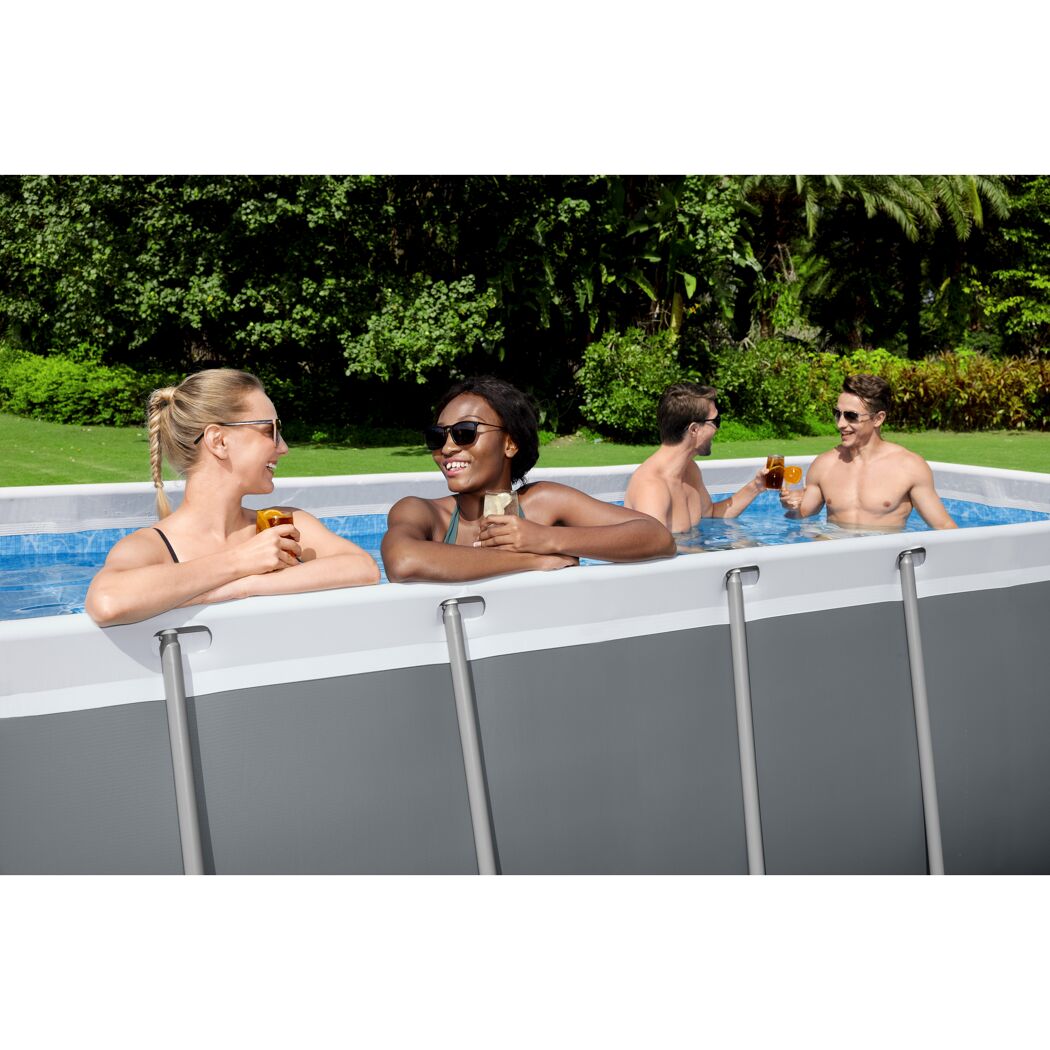 Personen im Frame Pool