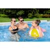 Drei Personen im Pool mit Ball
