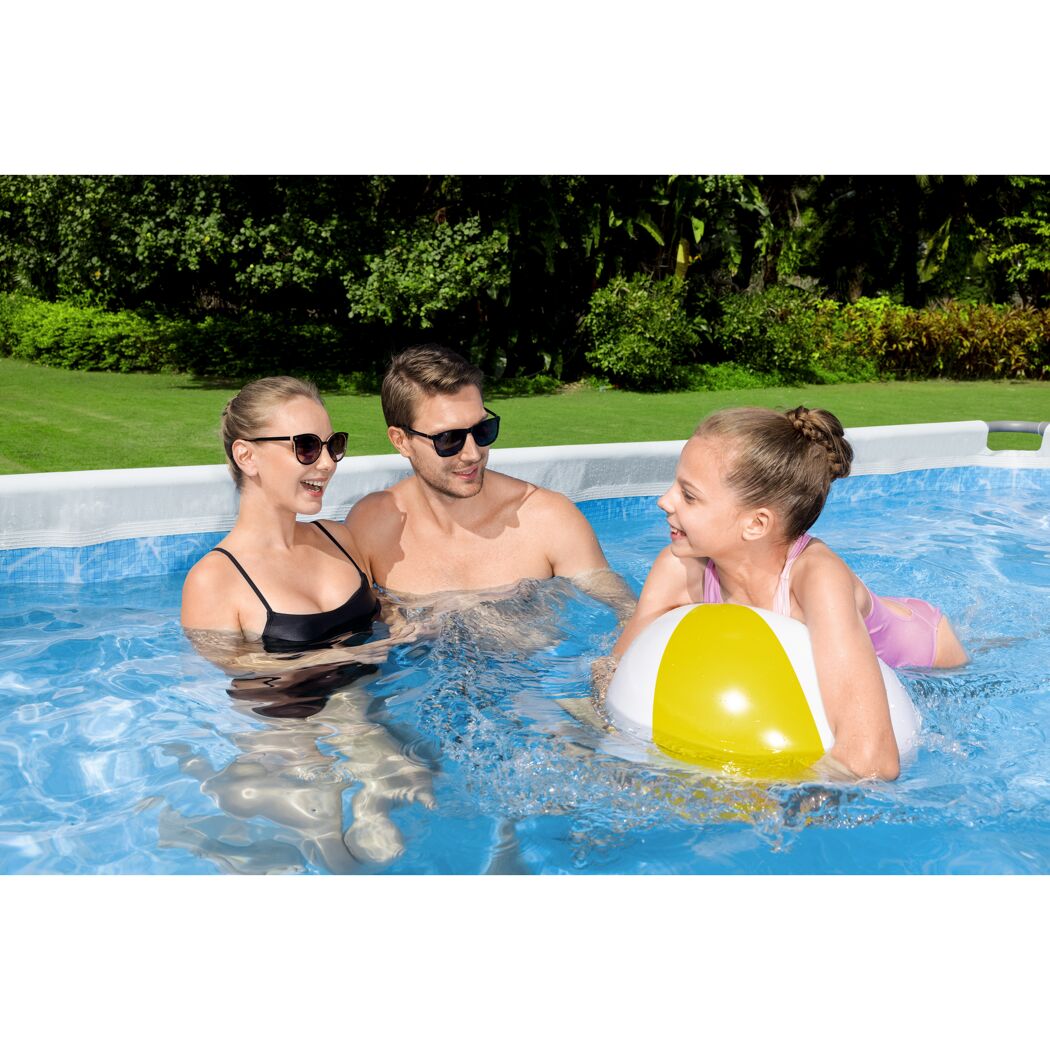 Drei Personen im Pool mit Ball