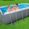Familie im aufstellbaren Pool