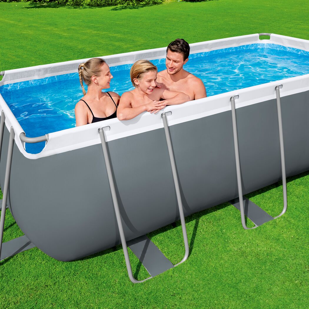 Familie im aufstellbaren Pool