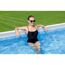 Person im Aufstellpool