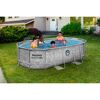 Familie im aufblasbaren Pool mit Leiter