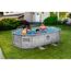 Familie im aufblasbaren Pool mit Leiter