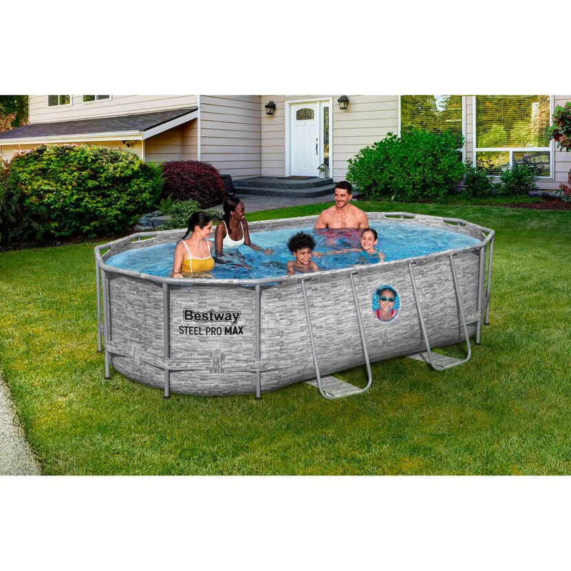 Familie im aufblasbaren Pool mit Leiter
