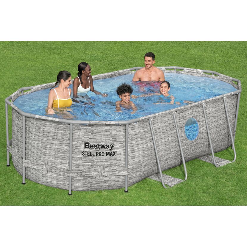 Familie im Bestway Stahlrahmenpool