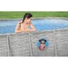 Zwei Personen in einem Frame Pool