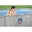 Zwei Personen in einem Frame Pool