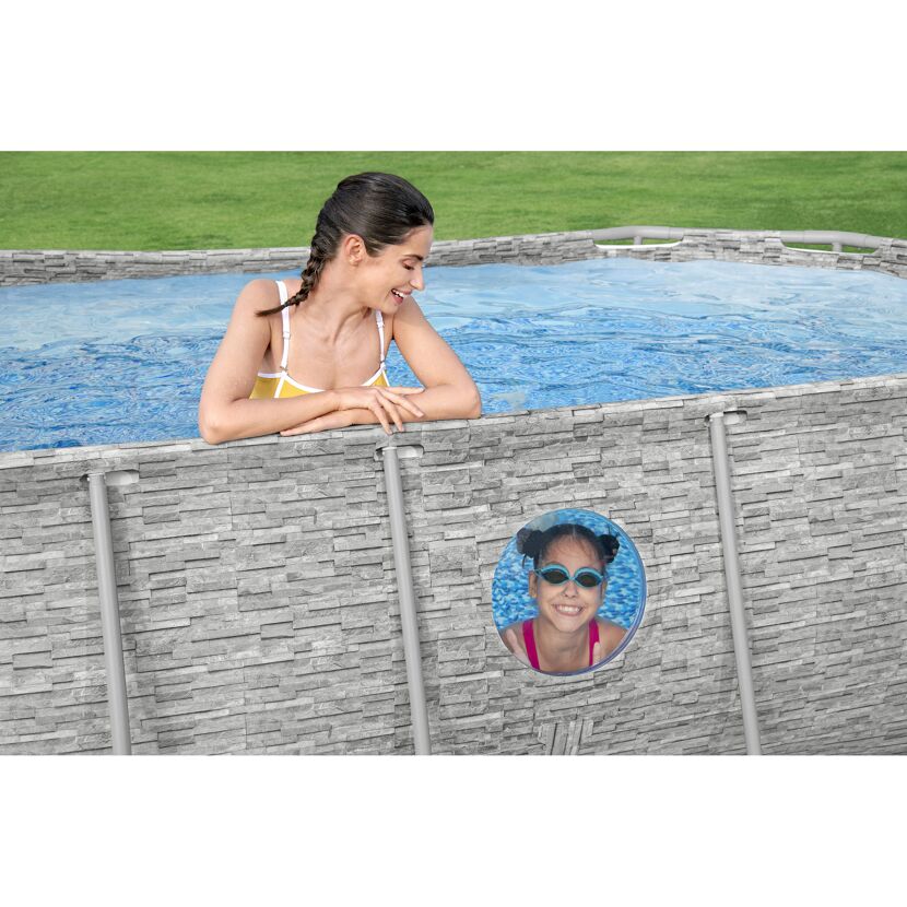 Zwei Personen in einem Frame Pool