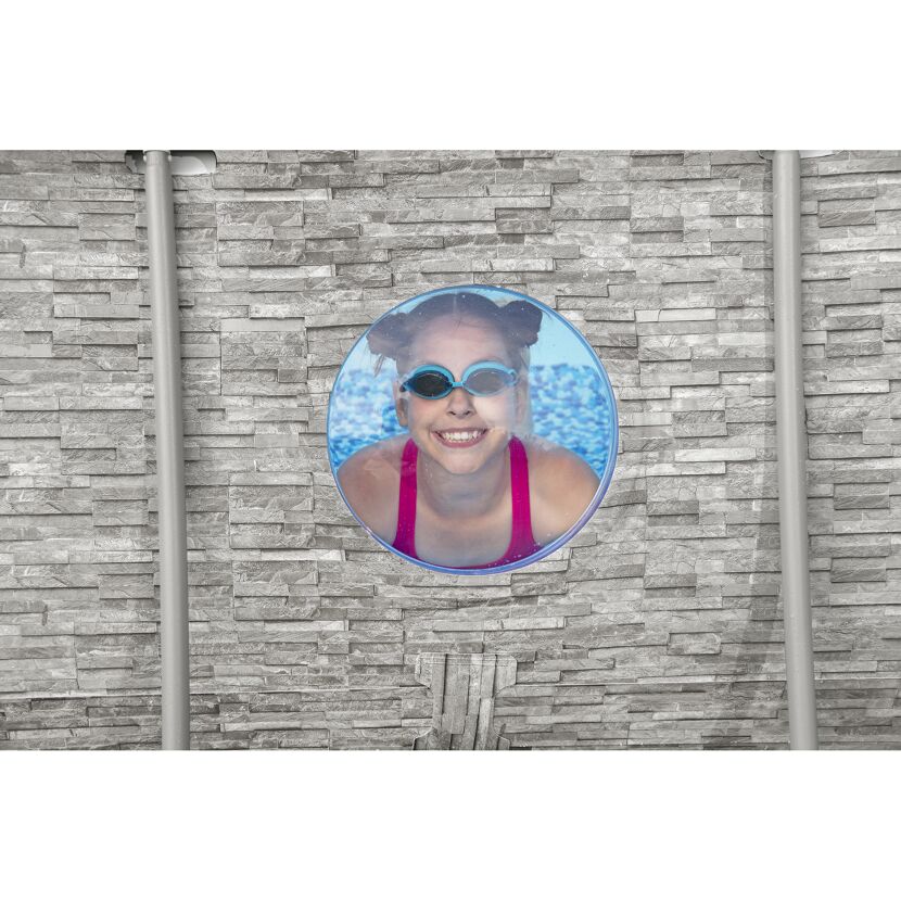 Kind mit Schwimmbrille schaut aus Pool